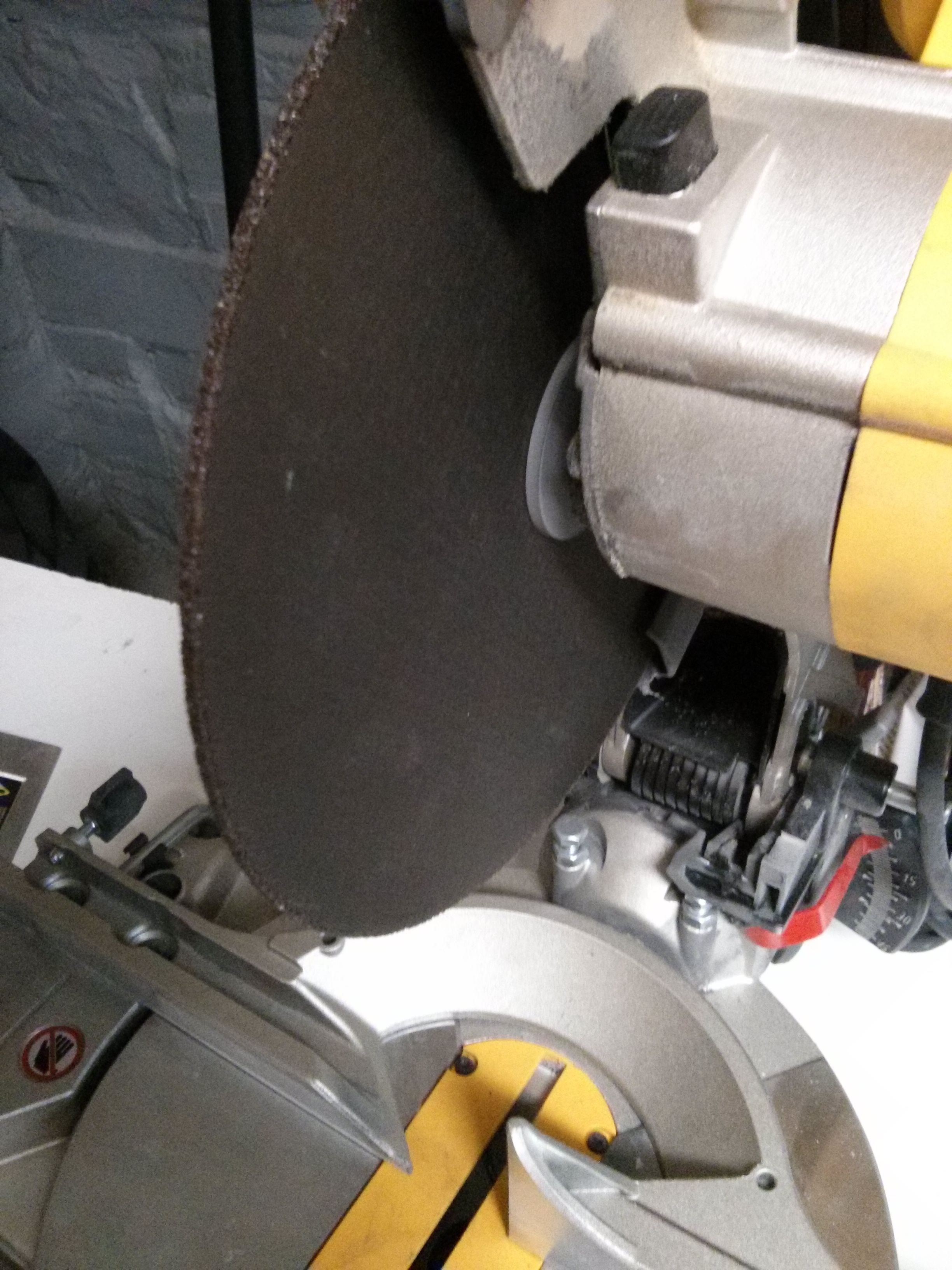 Masonry blade suitable for composite cutting